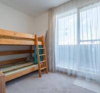- Na predaj exkluzívny 4-izbový mezonet s veľkou terasou - Poschodová posteľ v detskej izbe 4-izbového bytu so závesmi a priestranným oknom.