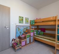 - Na predaj exkluzívny 4-izbový mezonet s veľkou terasou - Detská izba s poschodovou posteľou a hračkami v 4-izbovom byte.