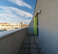 - Na predaj exkluzívny 4-izbový mezonet s veľkou terasou - Balkón 4-izbového bytu na Cementárenskej ulici v Stupave s pohľadom na okolie.