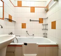 3-izbový byt s veľkou loggiou - Kúpeľňa s vaňou a oranžovo-bielymi obkladačkami v 3-izbovom byte.