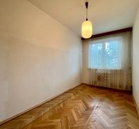 3-izbový byt s veľkou loggiou - Izba s bielymi stenami, visiaca lampa a podlaha s dreveným dekorom.