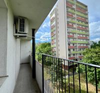 3-izbový byt s veľkou loggiou - Balkón s výhľadom na panelový dom na Račianskej ulici v Bratislave - Novom Meste.