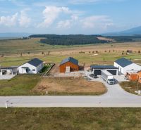 PREDAJ STAVEBNÝ POZEMOK  NA GOLFOVOM IHRISKU, MALÝ SLAVKOV - Pozemky - bývanie na Golfovej ulici v Malom Slavkove s panorámou prírody a domami.