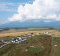 PREDAJ STAVEBNÝ POZEMOK  NA GOLFOVOM IHRISKU, MALÝ SLAVKOV - Pohľad na obytné Pozemky na Golfovej ulici v Malom Slavkove s výhľadom na Vysoké Tatry.