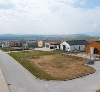 PREDAJ STAVEBNÝ POZEMOK  NA GOLFOVOM IHRISKU, MALÝ SLAVKOV - Pozemky na bývanie v Malom Slavkove na Golfovej ulici s výhľadom na krajinu.