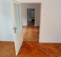 2 budovy v centre Komárna na predaj! - Interiér rodinného domu s podlahou s dreveným dekorom a otvorenými dverami medzi miestnosťami.