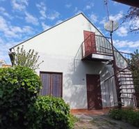 2 budovy v centre Komárna na predaj! - Rodinný dom na Vnútornej okružnej v Komárne so schodiskom a záhradou.