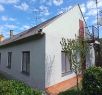 2 budovy v centre Komárna na predaj! - Rodinný dom na Vnútornej okružnej v Komárne so záhradou a vonkajším schodiskom.