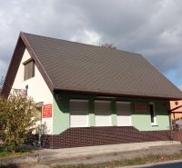 2 budovy v centre Komárna na predaj! - Rodinný dom v Komárne so šikmou strechou a zeleno-hnedou fasádou.