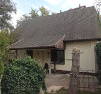 2 budovy v centre Komárna na predaj! - Rodinný dom v Komárne so sedlovou strechou obklopený zeleňou a dláždeným chodníkom.