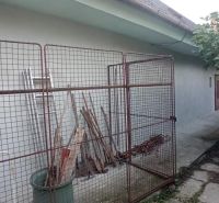 2 budovy v centre Komárna na predaj! - Rodinný dom na Vnútornej okružnej v Komárne s plotovým výbehom a odloženým drevom.