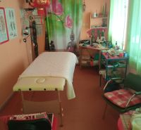 2 budovy v centre Komárna na predaj! - Masážna miestnosť v rodinnom dome s orientálnymi dekoráciami, lehátkom a relaxačnou výzdobou.