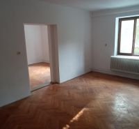 2 budovy v centre Komárna na predaj! - Izba s podlahou s dreveným dekorom a veľkým oknom v Rodinnom dome.