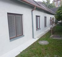 2 budovy v centre Komárna na predaj! - Rodinný dom na Vnútornej okružnej v Komárne s bielou fasádou a malou záhradou.