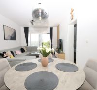 Chorvátsko, Vodice - zariadený apartmán s výhľadom na more - Rekreačný apartmán s pohodlnou sedačkou, jedálenským stolom a dekoráciou v interiéri.