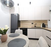 Chorvátsko, Vodice - zariadený apartmán s výhľadom na more - Kuchyňa v rekreačnom apartmáne so zabudovanými spotrebičmi a jedálenským stolom s dekoračnými doplnkami.