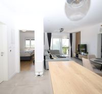 Chorvátsko, Vodice - zariadený apartmán s výhľadom na more - Otvára sa výhľad na svetlú obývačku s kuchyňou a jedálňou v rekreačnom apartmáne.