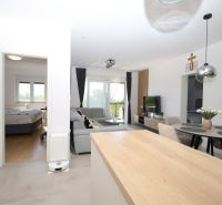 Chorvátsko, Vodice - zariadený apartmán s výhľadom na more - Obývačka v rekreačnom apartmáne s jedálenským stolom, gaučom a televízorom.