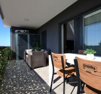 Chorvátsko, Vodice - zariadený apartmán s výhľadom na more - Terasa rekreačného apartmánu vo Vodiciach s pohodlným sedením a jedálenským stolom.