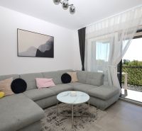 Chorvátsko, Vodice - zariadený apartmán s výhľadom na more - Svetlá obývačka s rohovou sedačkou v Rekreačnom apartmáne.