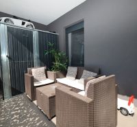 Chorvátsko, Vodice - zariadený apartmán s výhľadom na more - V Rekreačnom apartmáne je terasa s ratanovým sedením a dekoratívnymi rastlinami.