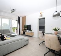 Chorvátsko, Vodice - zariadený apartmán s výhľadom na more - Rekreačný apartmán s priestrannou obývačkou, pohodlnou sedačkou a jedálenským stolom.
