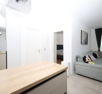 Chorvátsko, Vodice - zariadený apartmán s výhľadom na more - Obývacia izba v Rekreačnom apartmáne s pohodlnou sedačkou a výhľadom cez veľké okno.