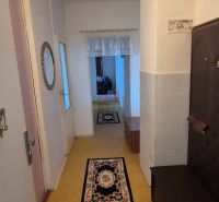 Na predaj 2 izbový byt 62m2 s 3 balkónmi - Nové Zámky  - Chodba v 2-izbovom byte s podlahou s dreveným dekorom a kobercami.
