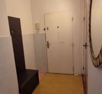 Na predaj 2 izbový byt 62m2 s 3 balkónmi - Nové Zámky  - Chodba s vešiakovou stenou, zrkadlom a kobercom v 2-izbovom byte.