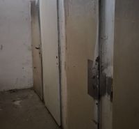 Na predaj 2 izbový byt 62m2 s 3 balkónmi - Nové Zámky  - Chodba s úložnými priestormi, zobrazenie z 2-izbového bytu.