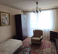 Na predaj 2 izbový byt 62m2 s 3 balkónmi - Nové Zámky  - Obývacia izba v 2-izbovom byte s kreslom, obrazom a záclonami.