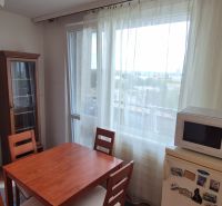 Na predaj 2 izbový byt 62m2 s 3 balkónmi - Nové Zámky  - Kuchyňa v 2-izbovom byte s jedálenským stolom, veľkým oknom a spotrebičmi.