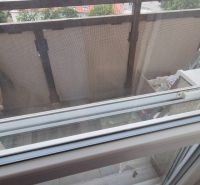 Na predaj 2 izbový byt 62m2 s 3 balkónmi - Nové Zámky  - Balkón s výhľadom z 2-izbového bytu v Nových Zámkoch s plastovými dverami.