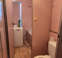 Na predaj 2 izbový byt 62m2 s 3 balkónmi - Nové Zámky  - Kúpeľňa v 2-izbovom byte má oddelené WC a dlažbu s dekorom.