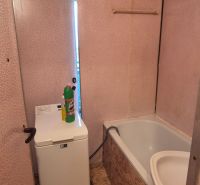 Na predaj 2 izbový byt 62m2 s 3 balkónmi - Nové Zámky  - Kúpeľňa so sprchou a práčkou v 2-izbovom byte s dlažbou.