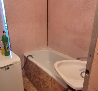 Na predaj 2 izbový byt 62m2 s 3 balkónmi - Nové Zámky  - Kúpeľňa s vaňou a umývadlom v 2-izbovom byte.