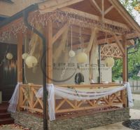 NA PREDAJ jedinečný gastro eventový areál v lesoparku Berek Nové Zámky - Gastro priestory s dekoráciami, drevenými prvkami a závesmi, na ulici Berek v Nových Zámkoch.