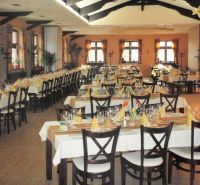 NA PREDAJ jedinečný gastro eventový areál v lesoparku Berek Nové Zámky - Gastro priestory s elegantne prestretými stolmi a podlahou s dreveným dekorom.