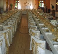 NA PREDAJ jedinečný gastro eventový areál v lesoparku Berek Nové Zámky - Elegantná výzdoba v gastro priestoroch s dlhými stolmi, zlatými dekoráciami a krásnym prestieraním.