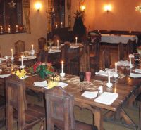 NA PREDAJ jedinečný gastro eventový areál v lesoparku Berek Nové Zámky - Rustikálne gastro priestory s dreveným dekorom, upravené na hostinu so sviečkami a dekoráciami.