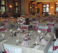 NA PREDAJ jedinečný gastro eventový areál v lesoparku Berek Nové Zámky - Gastro priestory s elegantne prestretými stolmi a dekoračnými prvkami v ružovej farbe.