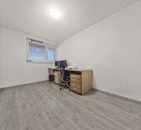 NA PREDAJ: 3-izbový apartmán, MATADORKA, Bratislava - Petržalka - Pracovňa v 3-izbovom byte s písacím stolom a podlahou s dreveným dekorom.