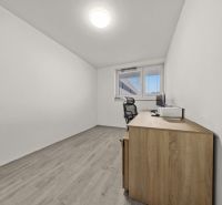 NA PREDAJ: 3-izbový apartmán, MATADORKA, Bratislava - Petržalka - Minimalistická pracovňa s kancelárskym stolom a stoličkou v 3-izbovom byte, podlaha s dreveným dekorom.