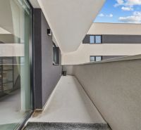 NA PREDAJ: 3-izbový apartmán, MATADORKA, Bratislava - Petržalka - Balkón s výhľadom na vedľajší dom, vidno aj interiér 3-izbového bytu s knihovničkou.