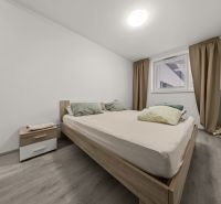 NA PREDAJ: 3-izbový apartmán, MATADORKA, Bratislava - Petržalka - Svetlá spálňa s posteľou a nočným stolíkom, podlaha s dreveným dekorom.