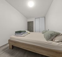 NA PREDAJ: 3-izbový apartmán, MATADORKA, Bratislava - Petržalka - Spálňa so svetlými stenami, posteľou s obliečkami a podlahou s dreveným dekorom v 3-izbovom byte.