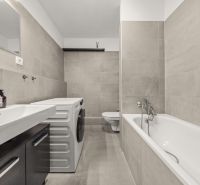 NA PREDAJ: 3-izbový apartmán, MATADORKA, Bratislava - Petržalka - Kúpeľňa v 3-izbovom byte s vaňou, umývadlom, práčkou a toaletou.