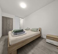 NA PREDAJ: 3-izbový apartmán, MATADORKA, Bratislava - Petržalka - Spálňa v 3-izbovom byte s posteľou a podlahou s dreveným dekorom.