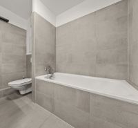 NA PREDAJ: 3-izbový apartmán, MATADORKA, Bratislava - Petržalka - Kúpeľňa v 3-izbovom byte so sprchovacou vaňou, umývadlom a práčkou.