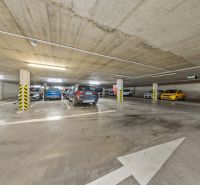 NA PREDAJ: 3-izbový apartmán, MATADORKA, Bratislava - Petržalka - Podzemné parkovisko so zaparkovanými autami na Závodu Matador 4 v Bratislave - Petržalka.